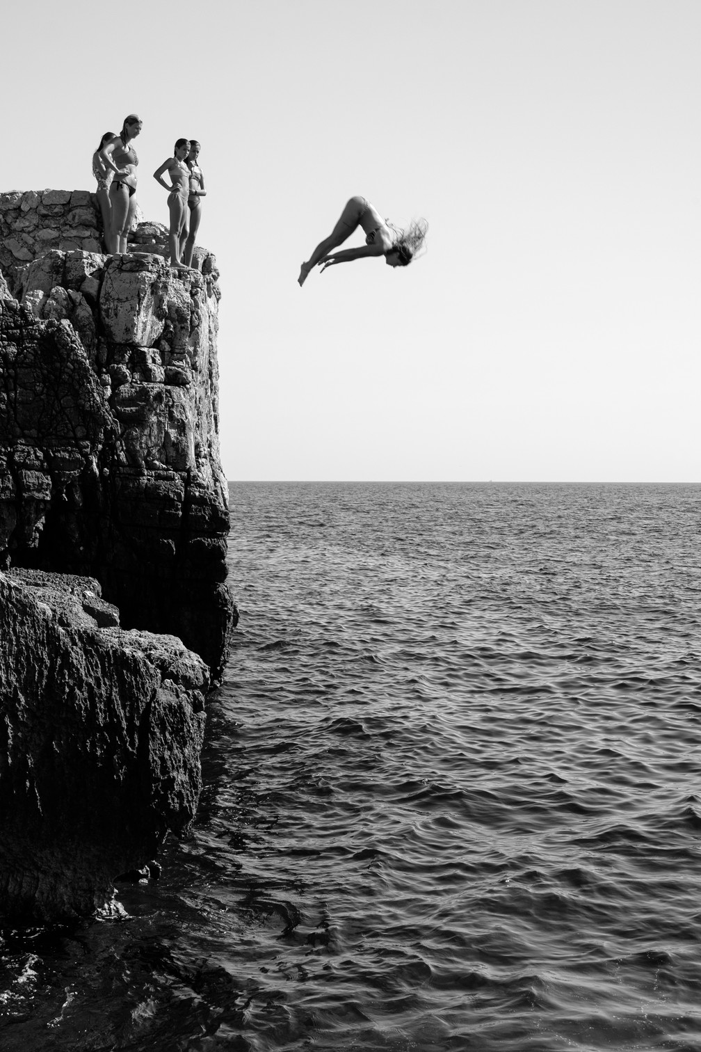 Movimento: 'Girl Power', fotografia em preto e branco que registra o momento em que uma mulher salta de penhasco na ilha de Lokrum, perto de Dubrovnik, na Croácia — Foto: Marijo Maduna (Croácia)/Sony World Photography Awards