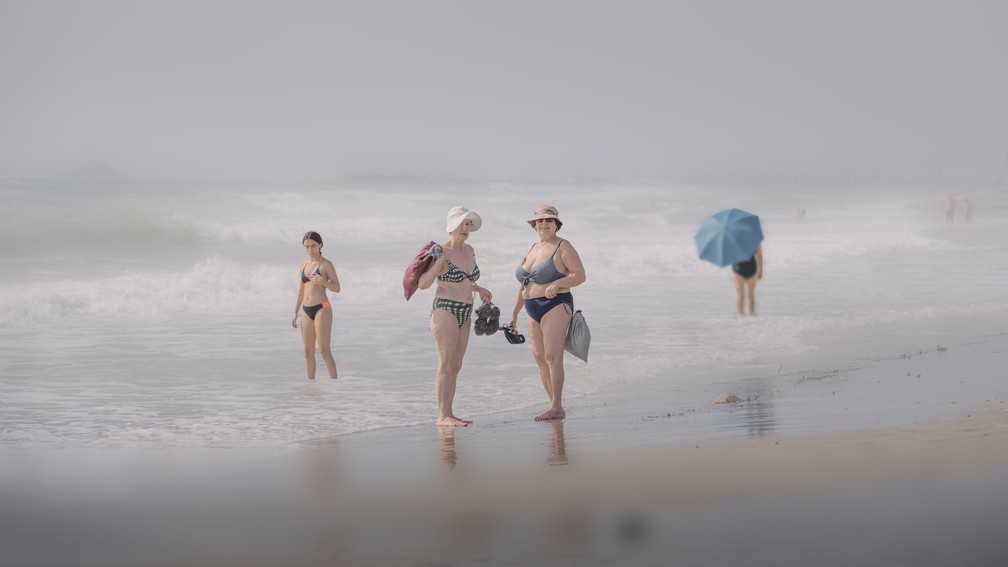 Estilo de vida: 'Días de playa', foto suavemente focada em duas mulheres desfrutando de uma caminhada matinal na praia de Alicante, Espanha — Foto: Mariano Belmar Torrecilla (Espanha)/Sony World Photography Awards