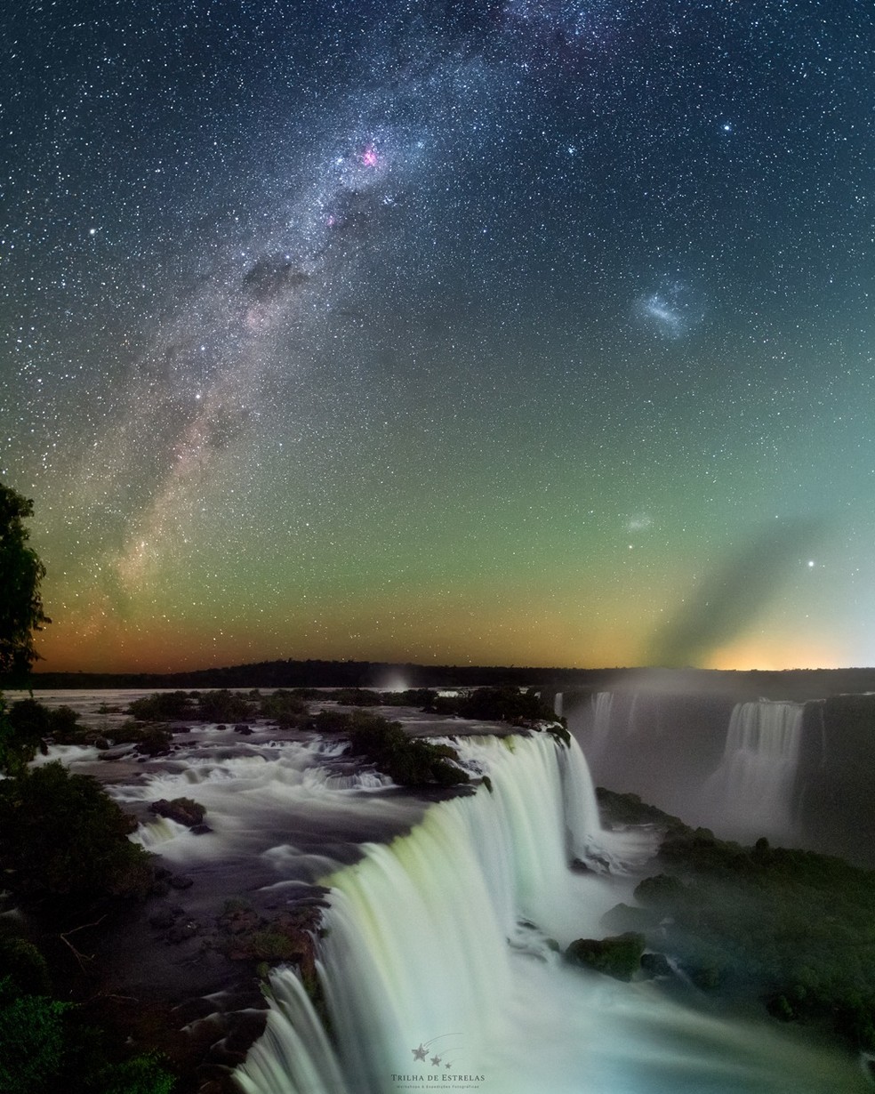 Foto mostra braço da Via Lácnea, Cruzeiro do Sul, nebulosa Eta Carinae, grande e pequena nuvens de Magalhães — Foto: Victor Lima